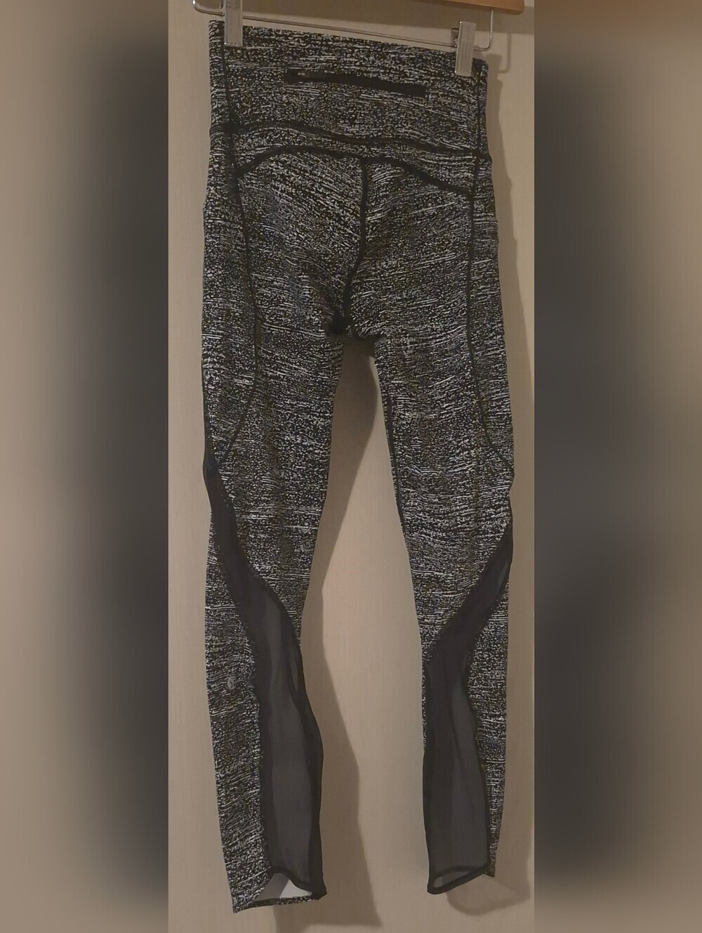Lululemon Pace Perfect 7/8 Tight 25" | Air Time White Black / Black | Size 4 - Picture 2 of 6